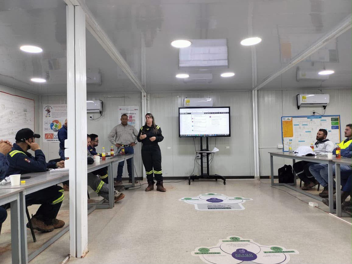 Lina Falla liderando una capacitación al equipo