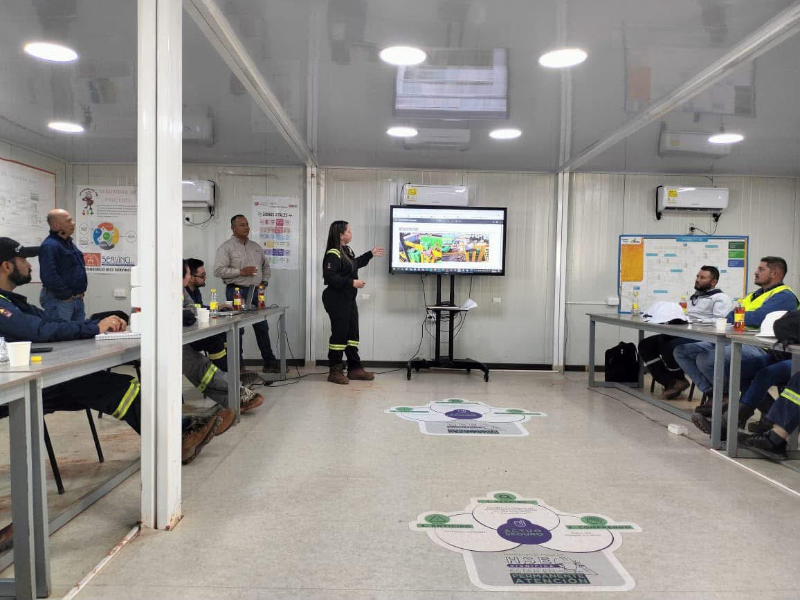 Lina Falla con el equipo en sesión de formación HSEQ